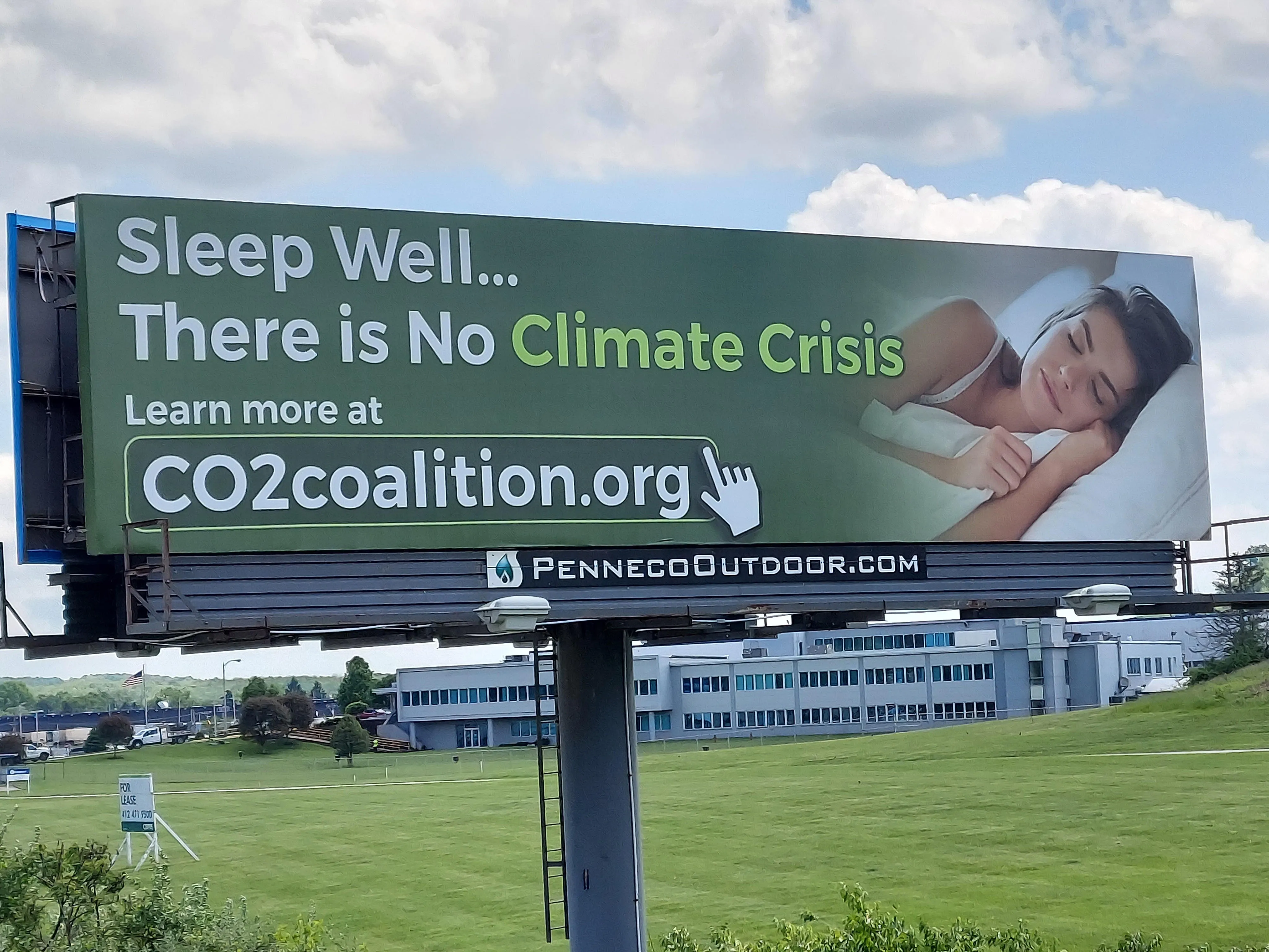 Příklad reklamní kampaně, které tvoří zdánlivě environmentální či vědecká organizce (CO2 Coalition). Ta je ve skutečnosti založena fosilním průmyslem.